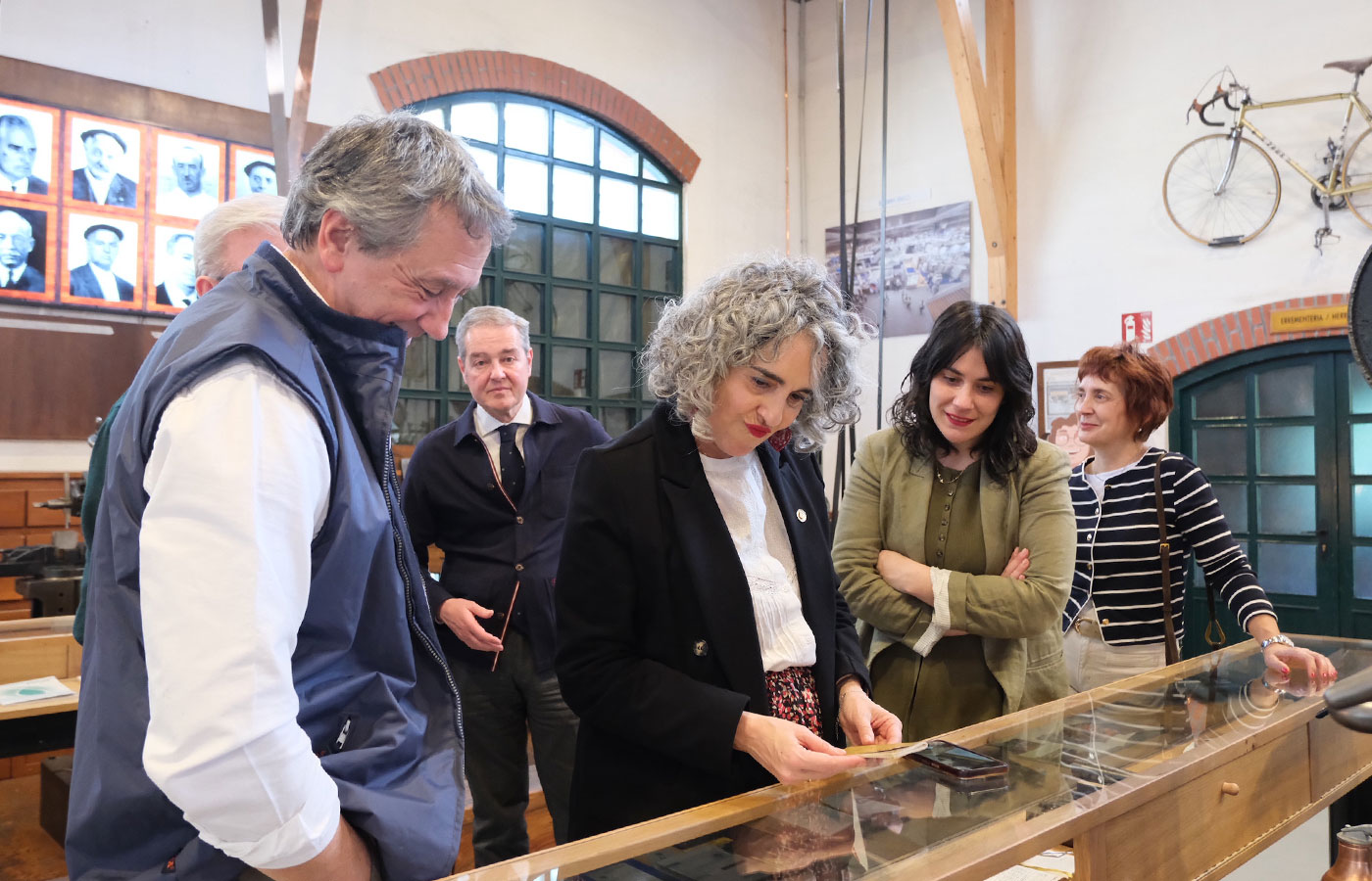 Lehen lehendakariordea eta Kultura eta Hizkuntza Politikako sailburua den Ibone Bengoetxeak, Maialen Gurrutxaga Elgoibarko alkatea kulturako sailburuordea, Andoni Iturbe, eta Elgoibarko Kultura zinegotzia, Andrea Arriola eta museoaren zuzendaria, Rafa Zulaika